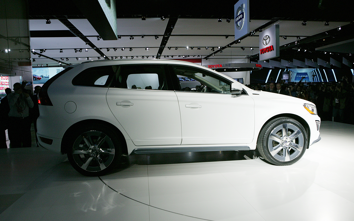 First Look Volvo Xc60 Plug In Hybrid Concept Automobile